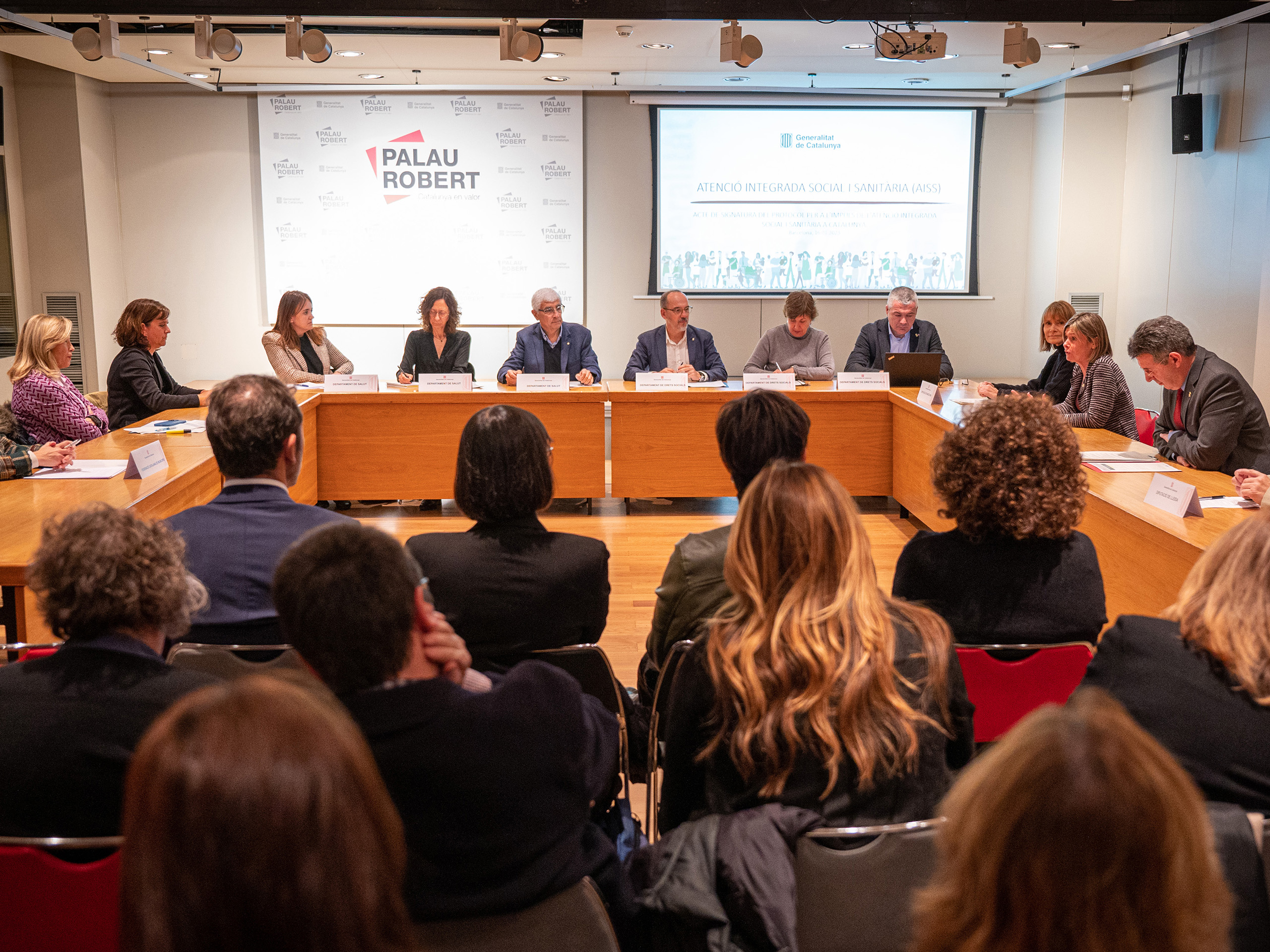 Firma amb les entitats municipals