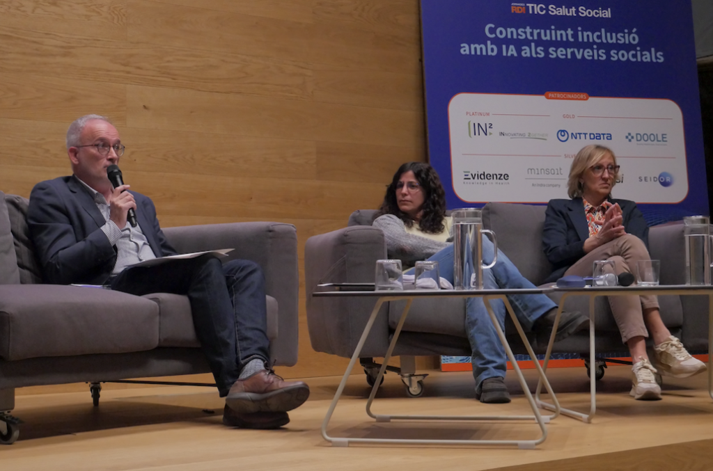 Jesús Delgado, Sílvia Madrid i Montse Solé durant el debat sobre necessitats socials de la ciutadania.