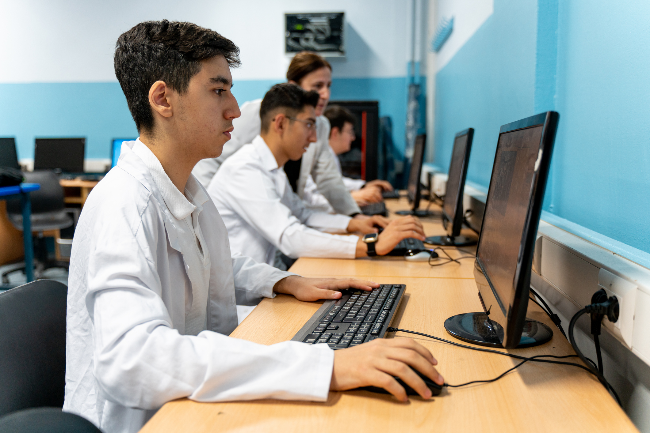 Estudiants de medicina davant un ordinador